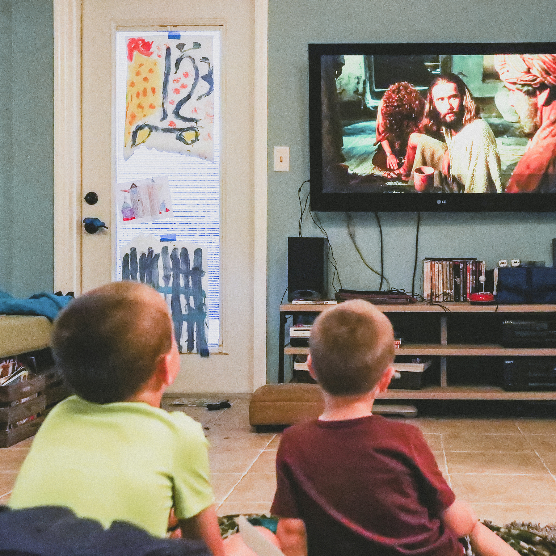 兒童在現代化的家中看《耶穌傳》。（圖／翻攝自FB@Jesus Film Project）